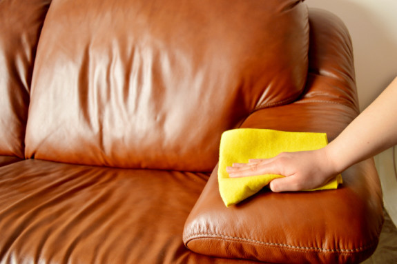 5.1. Cách vệ sinh ghế sofa da