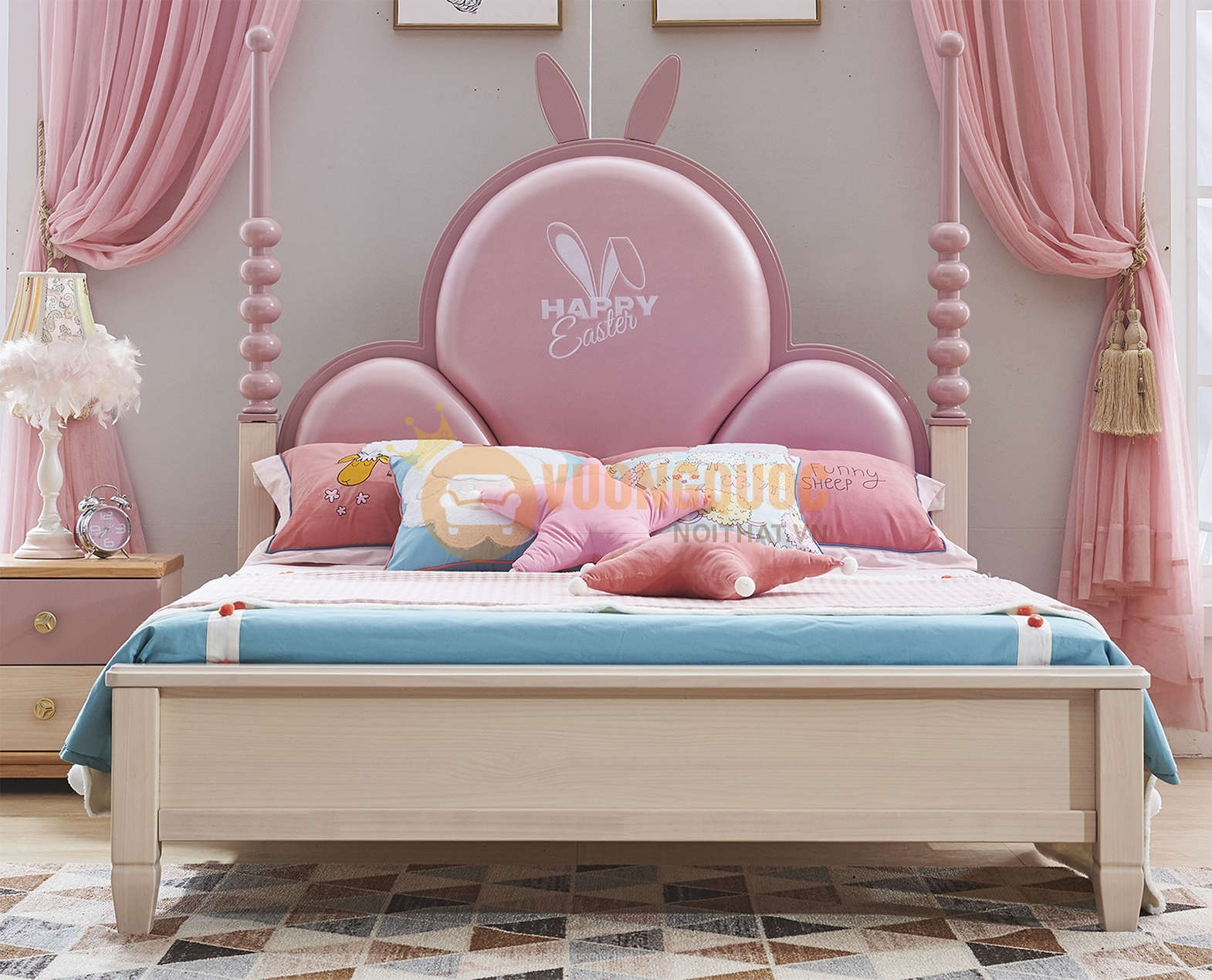 Mẫu giường ngủ công chúa cực kì sang trọng và dành riêng cho những cô công chúa nhỏ của gia đình bạn. Với những chi tiết trang trí tinh tế, giường sẽ khiến bé gái của bạn cảm thấy như thật sự đang sống trong một cung điện. Hãy click vào hình để khám phá sự đẹp đẽ và phù hợp của mẫu giường này cho phòng ngủ của bé.