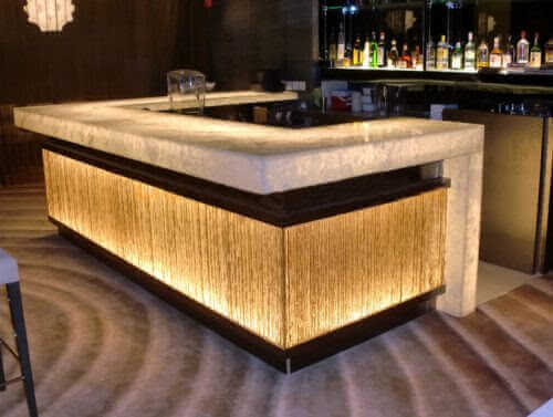 Quầy bar được làm bằng gỗ + đá granit
